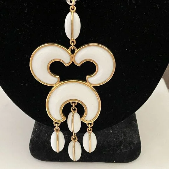 Vintage Trifari White Gold Resin Crescent Shape 4.75 Pendant Necklace 14 Drop